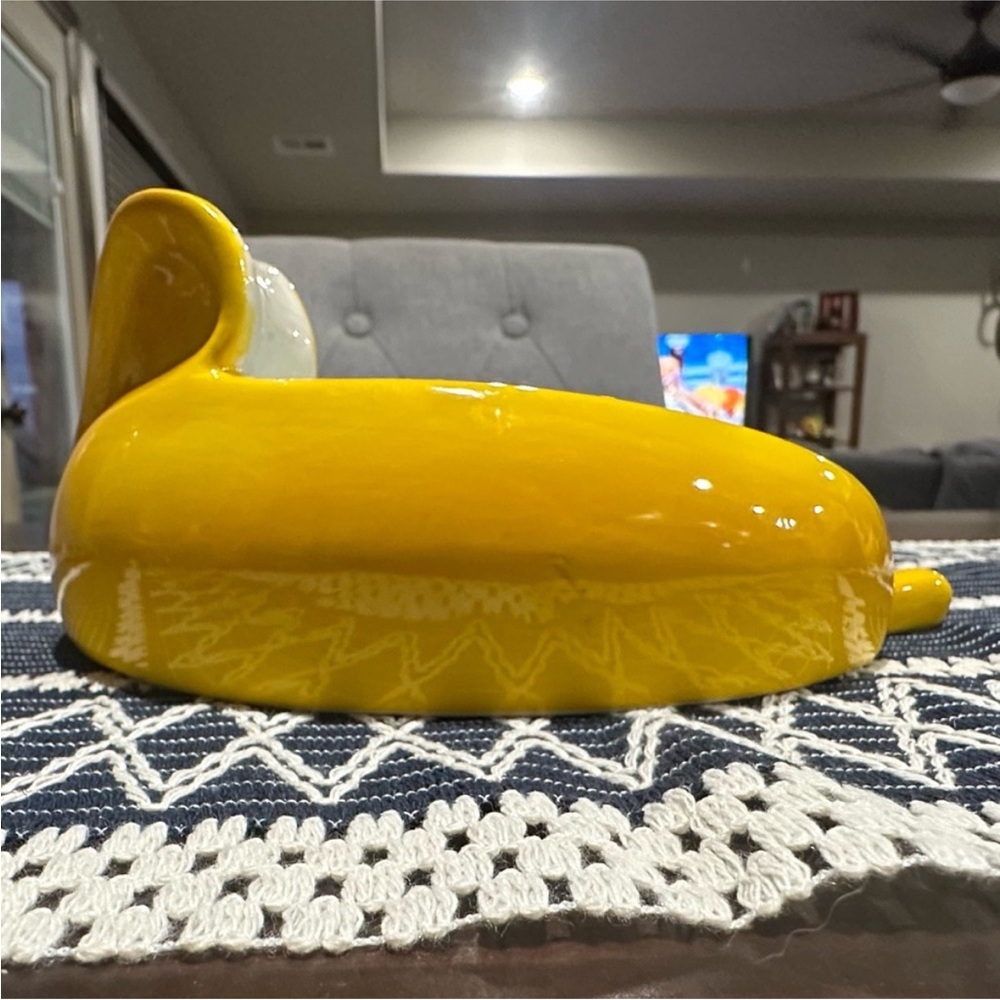 Whimsical Ceramic Banana Sun 2-Wick Candle - Picture 3 of 7
